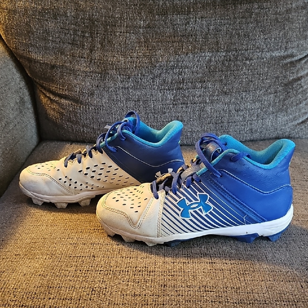 Under Armour Boys Size 6Y Blue and White Molded Baseball Cleats
